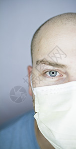 半脸白面罩男人蓝色秃头绿色人脸医院环形男性成人口罩背景图片