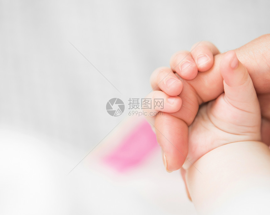 宝宝握着母亲的手指女性皮肤压痛身体孩子母性男生童年父母儿子图片
