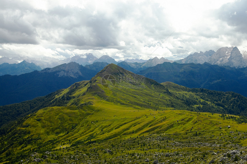 阿尔卑山地貌高山农村悬崖牧场谷仓环境旅行土地丘陵绿色植物图片