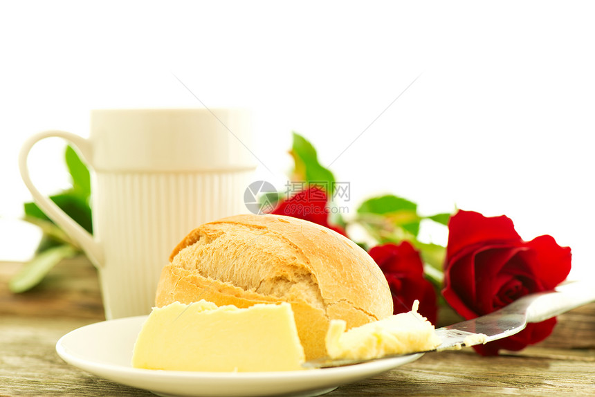 带鲜花的浪漫早餐杯子花朵黄油面包玫瑰桌子包子餐具咖啡宏观图片
