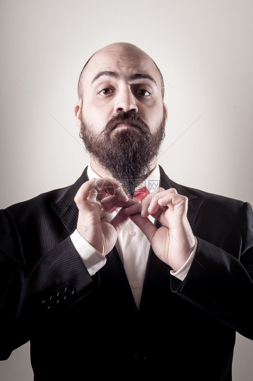 摸胡子的长胡子人 很风趣 优雅和留胡子男子胡须男性人士表情夹克领带商业红色男人秃顶图片