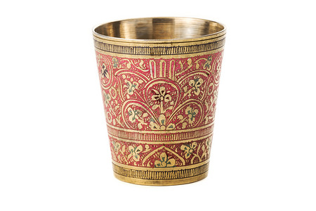 白底带装饰品的铜杯古铜色黄铜青铜杯子高脚杯水壶艺术投手压花金属背景图片