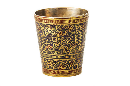 白底带装饰品的铜杯杯子水壶古铜色高脚杯复古古董青铜投手黄铜压花背景图片