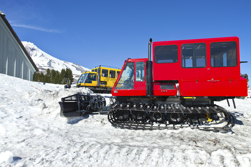 俄勒冈州山林小屋的雪犁机械重负滑雪风景胜地地标休闲旅游树木建筑图片