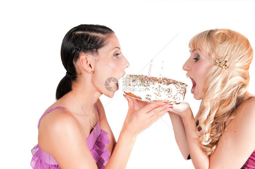 两个女孩在吃蛋糕图片