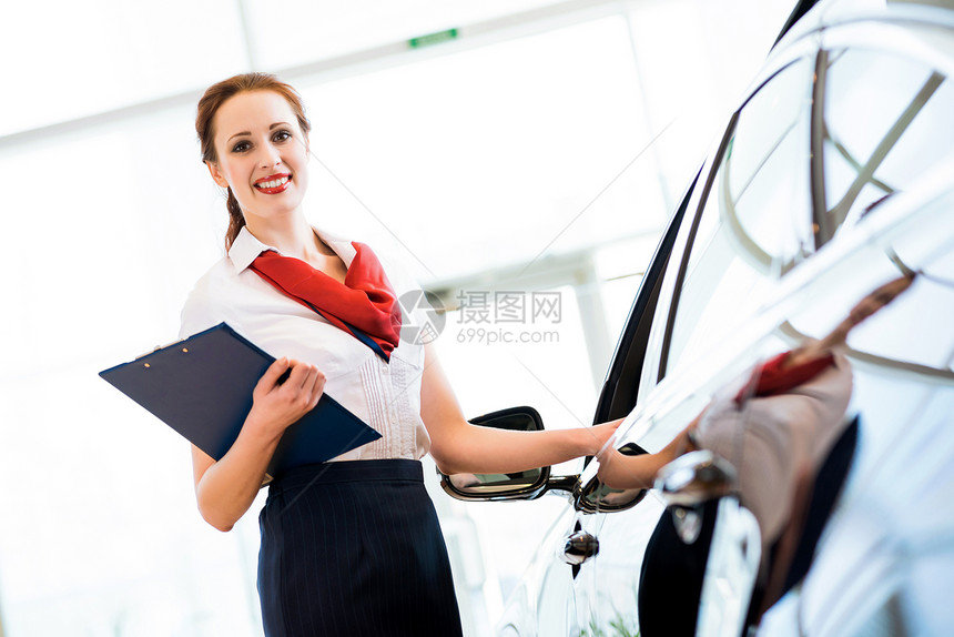 担任展厅顾问的年轻妇女推销员女孩商业车辆职业经销商发动机协议合同夫妻图片