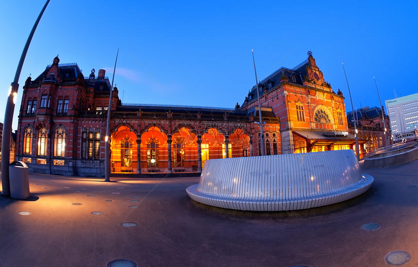 黄昏时格罗宁根中央车站历史文化黄色地标车站建筑旅行传统火车站正方形图片