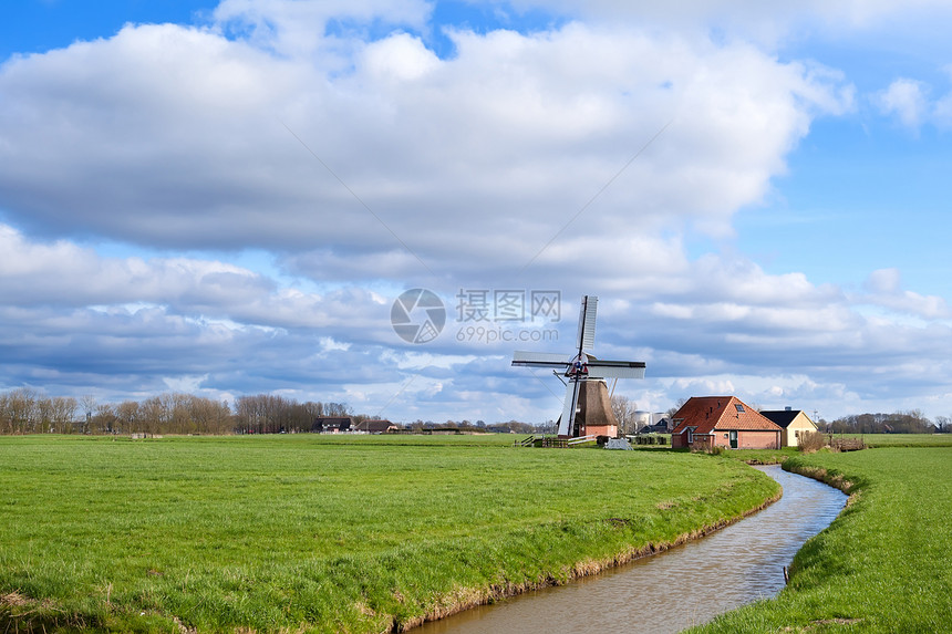 阳光明媚的一天 在荷兰农田上与风车一起图片