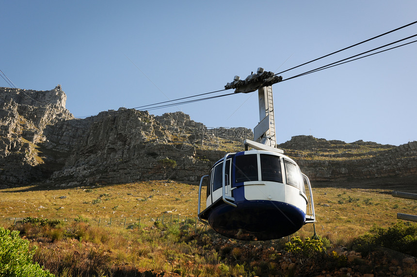 通往高山的电缆车旅游游客岩石索道环境远景旅行地标天空图片