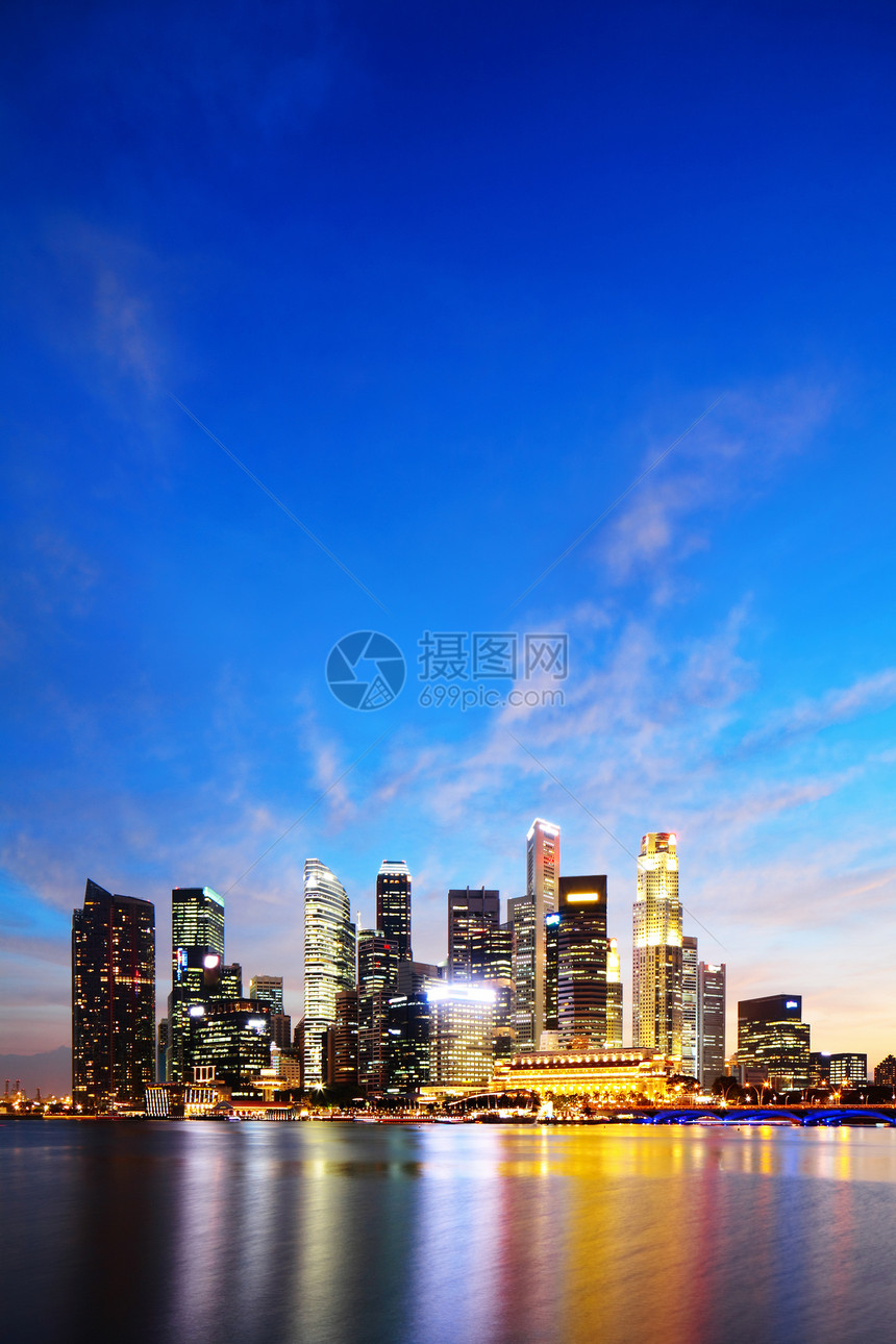 晚上新加坡玛丽娜湾商业区蓝色城市商业办公室码头景观旅游建筑学金融地标图片