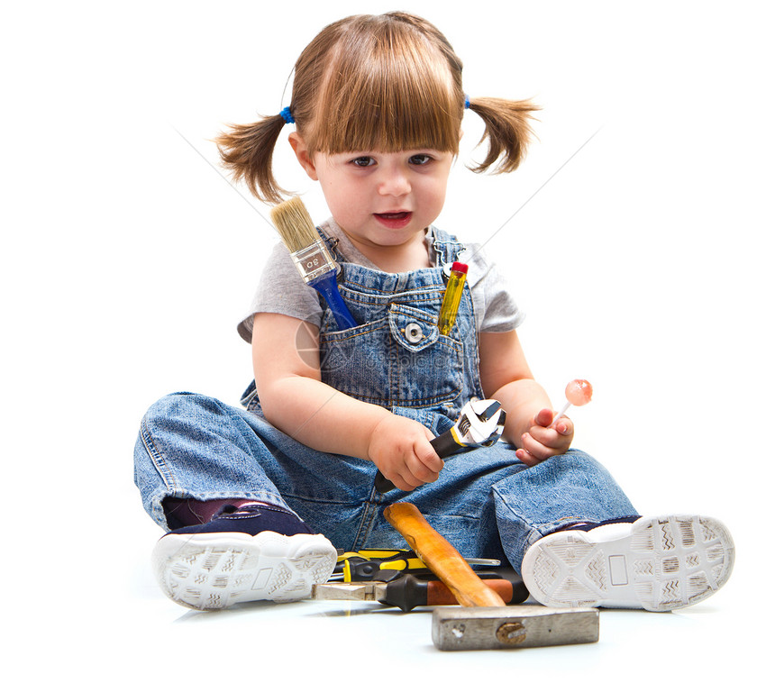 使用工作工具的女婴青年工人螺丝刀建设者童年工作室建筑学玩具女孩工程师图片