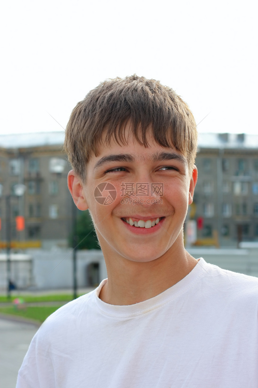 笑笑的青少年男性衣服眼睛青春期青年儿子快乐太阳天空生活图片