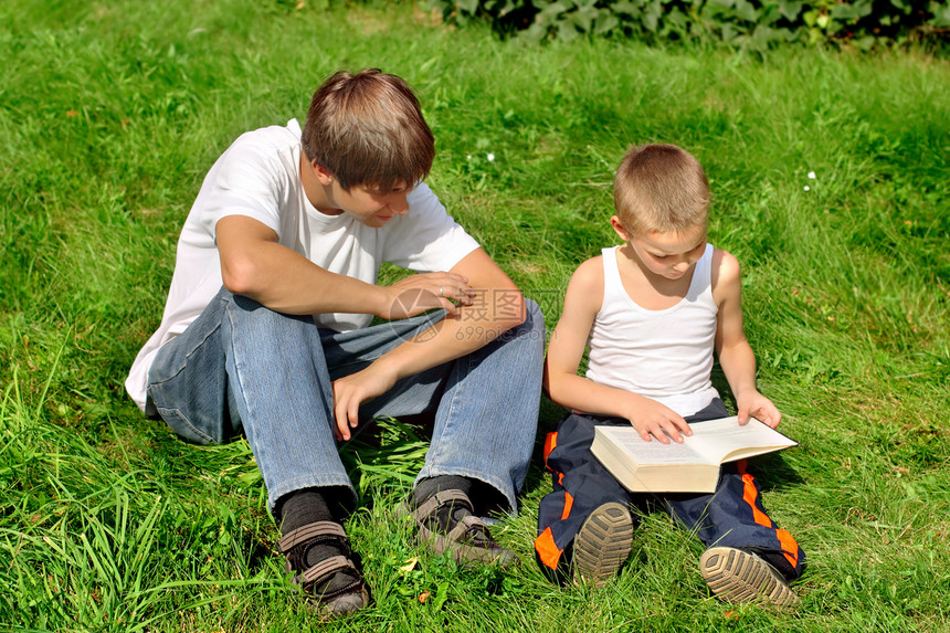 少年和有书的小孩快乐公园童年小伙子男性大部孩子兴趣幸福乐趣图片
