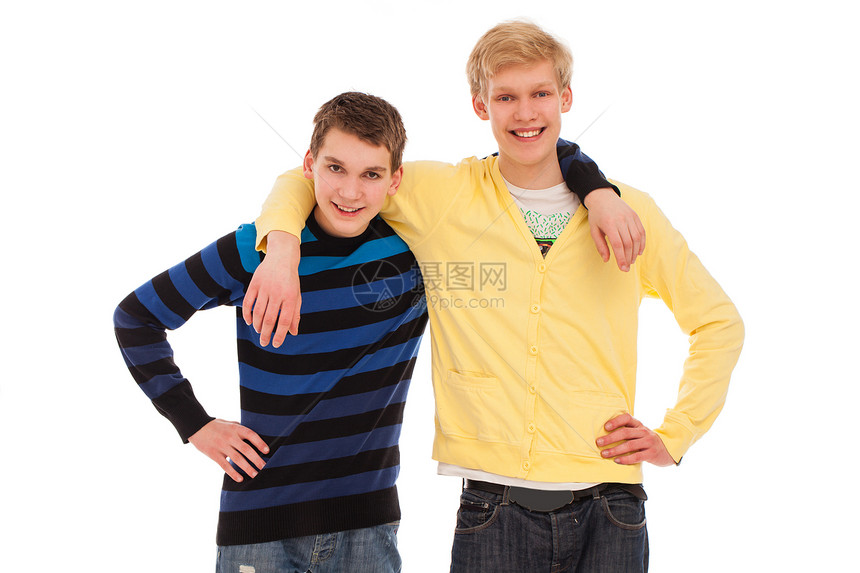 两个朋友一起站在一起 孤立无援发型乐趣黑发男人白色金发微笑男性拥抱男生图片