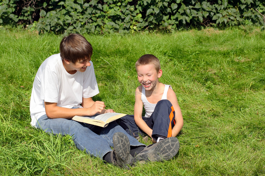 少年和有书的小孩成人兴趣公园学习兄弟草地朋友们幸福讲话阅读图片