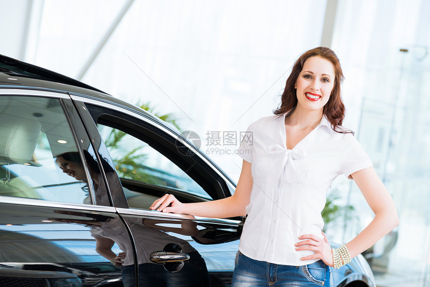 站在汽车旁边的年轻妇女夫妻商业女孩合同零售女士成人引擎经销商蓝色图片