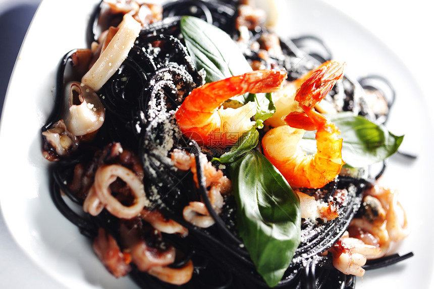 黑意面加海鲜沙拉食物面条香料香菜胡椒贝类乌贼餐厅美食图片