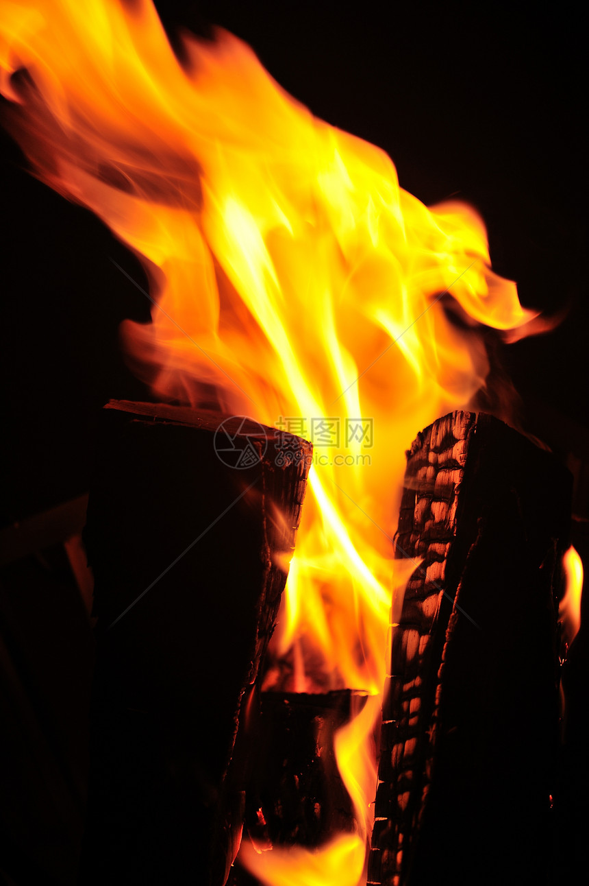 火篝火黄色黑暗火焰燃烧红色木头黑色壁炉余烬图片