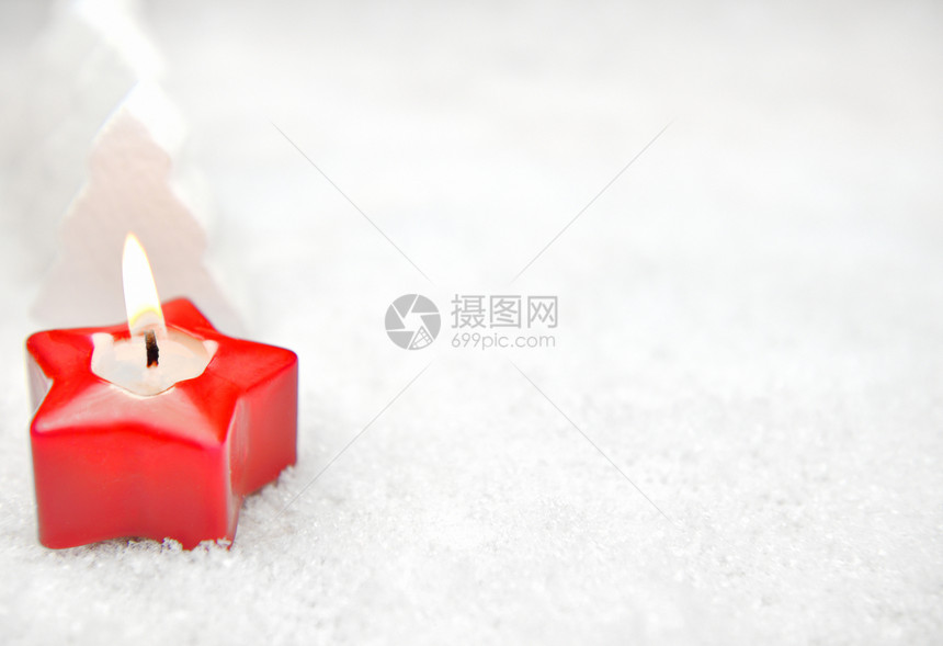 雪中红蜡烛图片