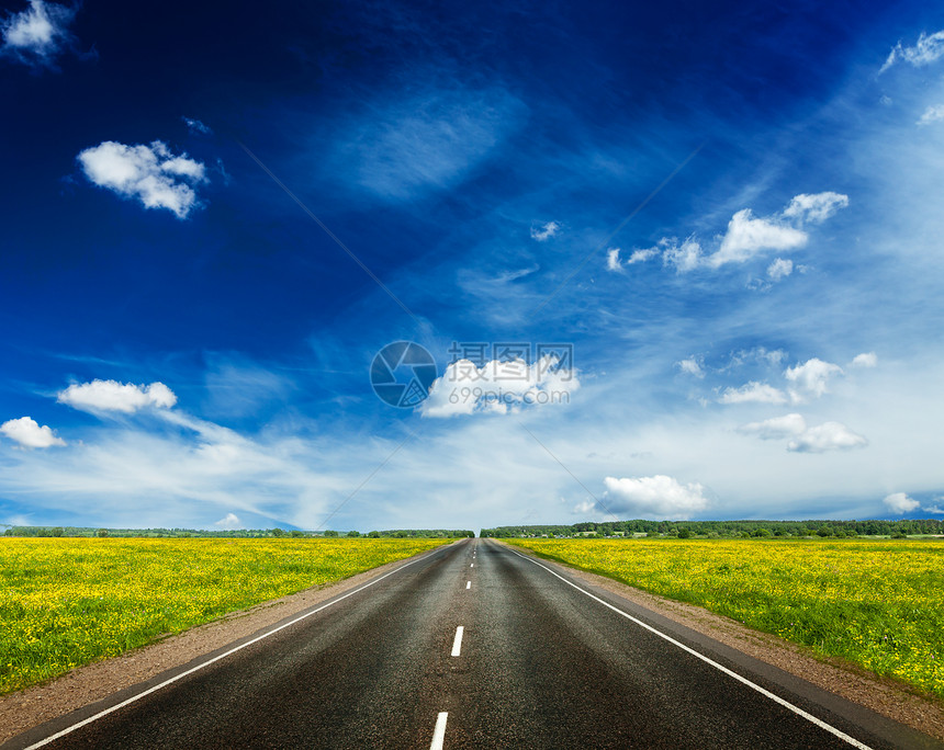 开阔的泉草地道路风景戏剧性日落游客小路阳光天空太阳地平线场地图片