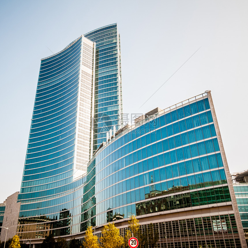 商业建设蓝色天空公司玻璃城市摩天大楼景观办公室反射市中心图片