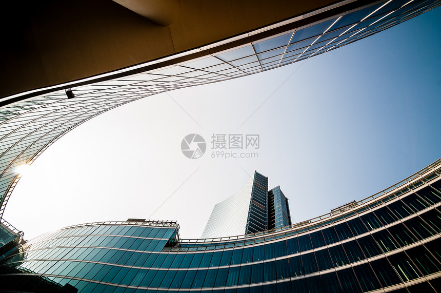 商业建设市中心摩天大楼建筑物金融城市玻璃公司反射蓝色天空图片