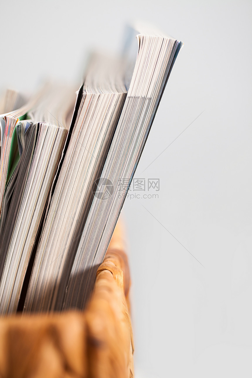 盒中杂志的特写图像目录期刊闲暇出版物打印文学房子桌子收藏知识图片