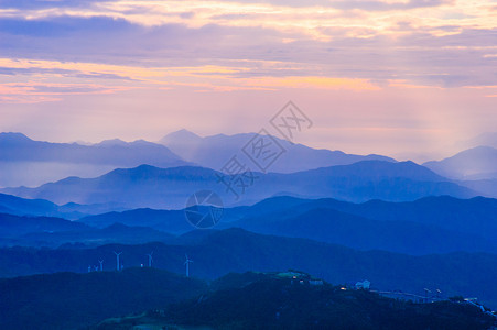 在山中升起山脉水平风车天空红色太阳日落背景图片