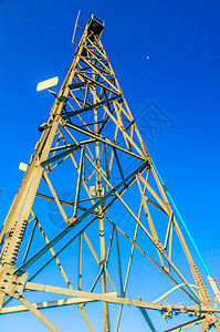 峰顶信号塔太阳蓝色通讯天空绿色山脉背景图片