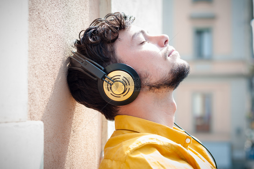 听音乐的青春青年音乐城市年轻人衬衫阳台黄色耳机乐趣图片