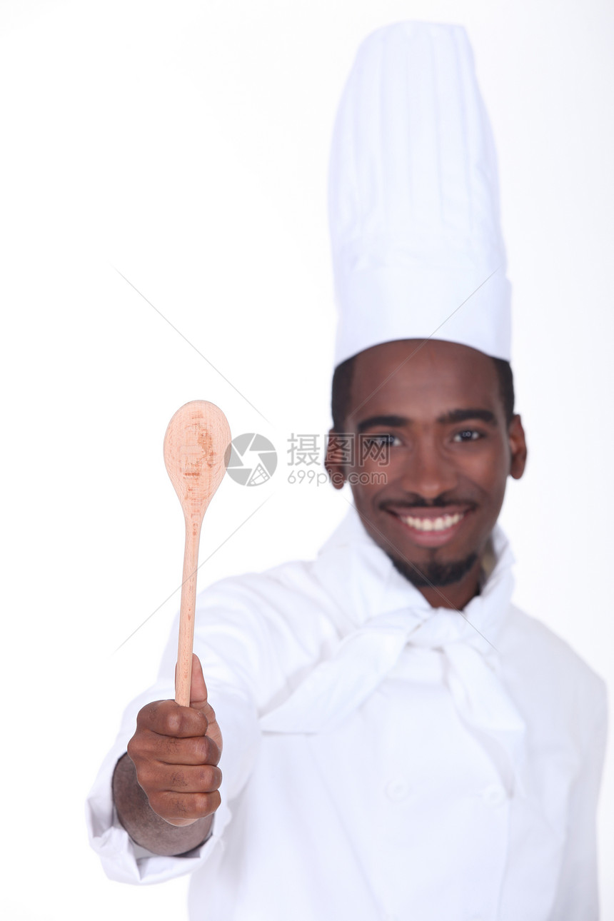 年轻厨师炫耀勺子图片