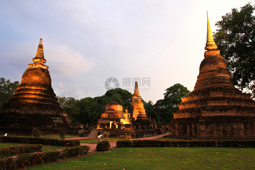 泰国古老城镇Twiright的Sukhothai历史公园宗教文明古物旅行假期雕像佛塔天空宝塔沉思图片