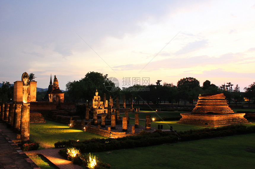 泰国古老城镇Twiright的Sukhothai历史公园佛塔宗教阳光沉思黑暗假期宝塔雕像旅行旅游图片