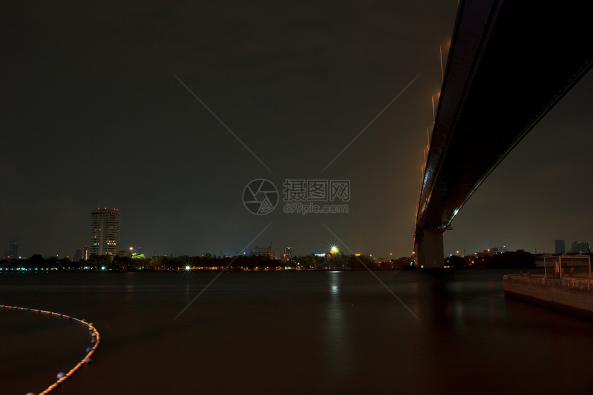 泰国Rama XIIII桥夜间图片