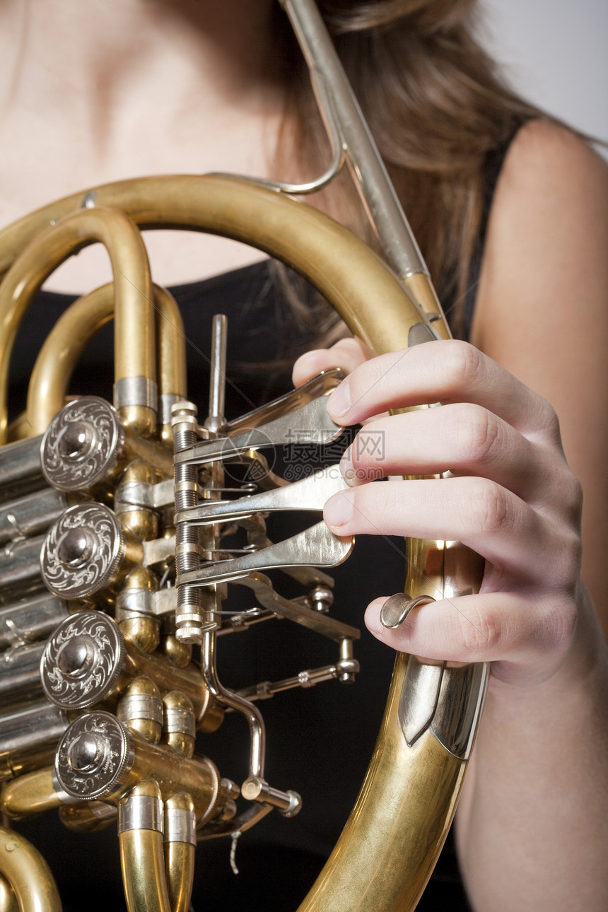 女音乐家 法国角女性音乐家乐器音乐女士艺术黄铜喇叭女孩演员图片