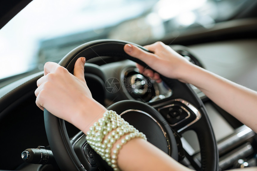 女人的手握在新车轮上女性女士专注女孩活动手臂车速镜子汽车拇指图片