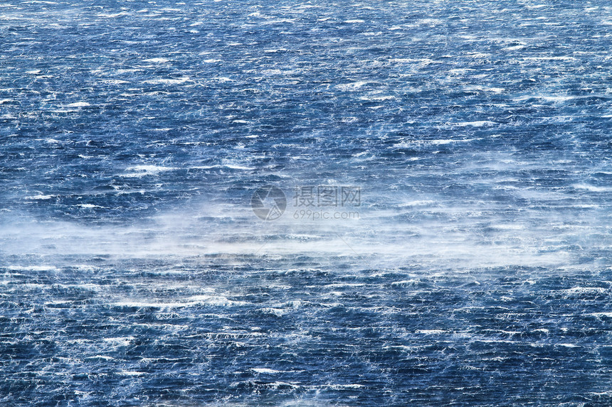 狂浪笼罩着大海海浪风暴雷雨危险天气蓝色愤怒戏剧性图片