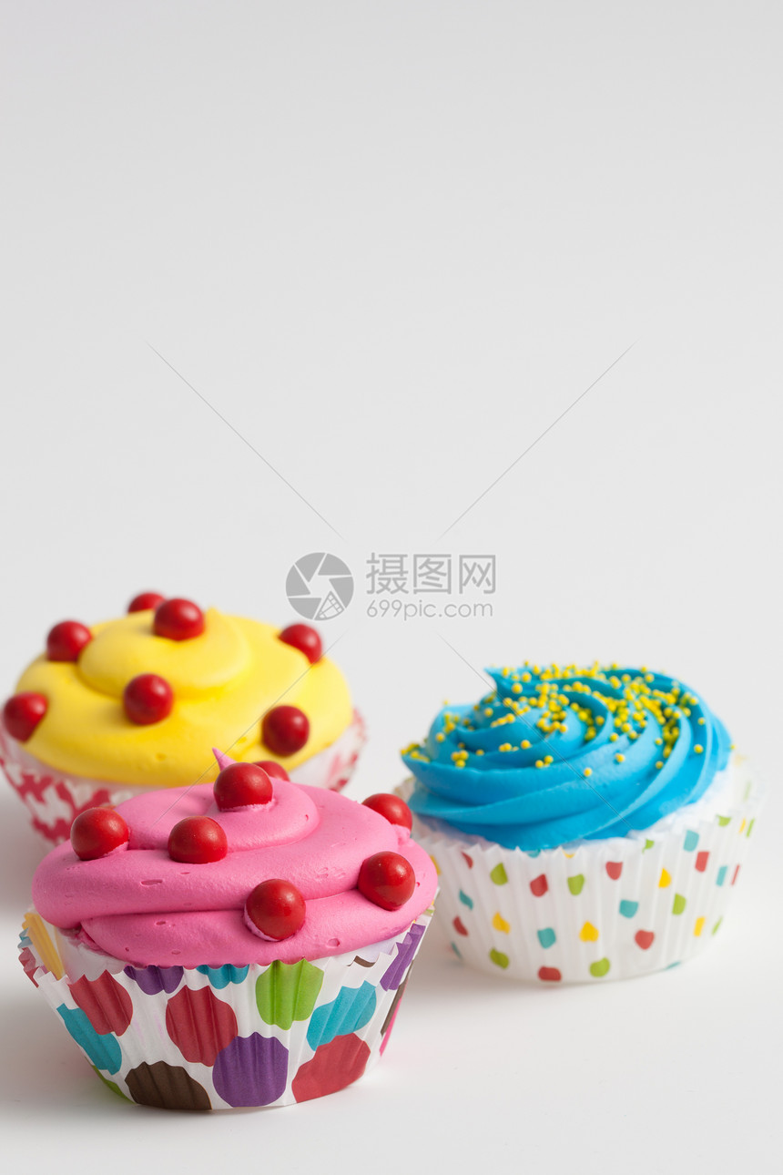 特写彩色纸杯蛋糕面包装饰甜点小雨磨砂冰镇图片