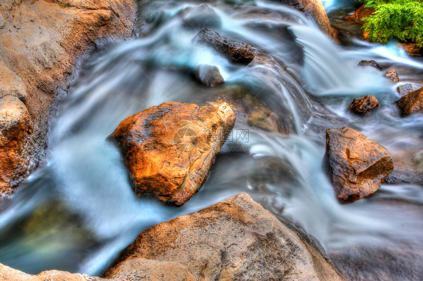 高动态距离岩瀑布自然风景叶子峡谷运动植物群旅行瀑布岩石溪流图片