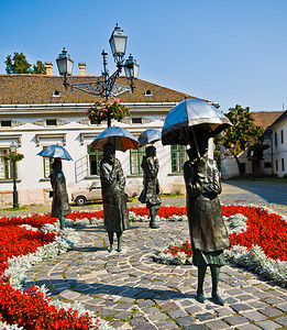 Zichy 齐西灰色花坛旅行喷泉雕塑花朵红色正方形雨伞地标背景图片