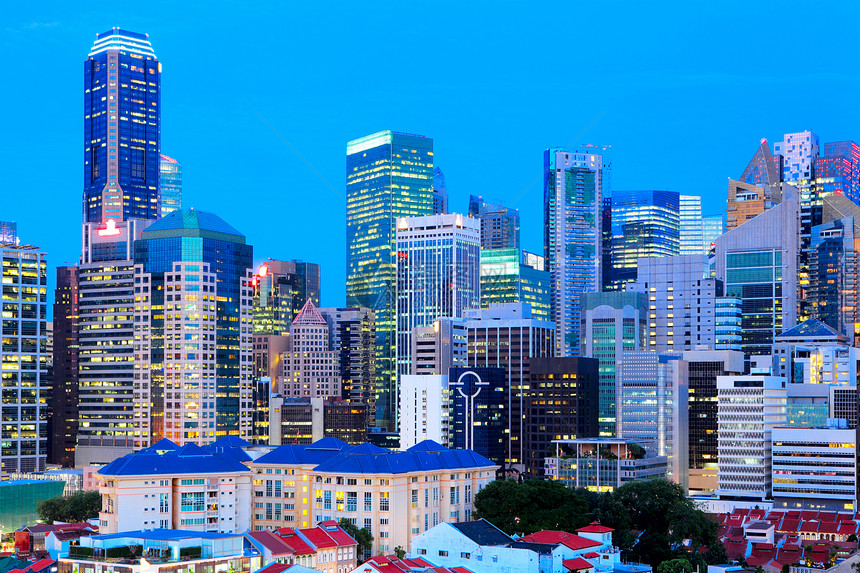 新加坡夜间的天线摩天大楼办公室商业财富反射景观蓝色金融日落橙子图片