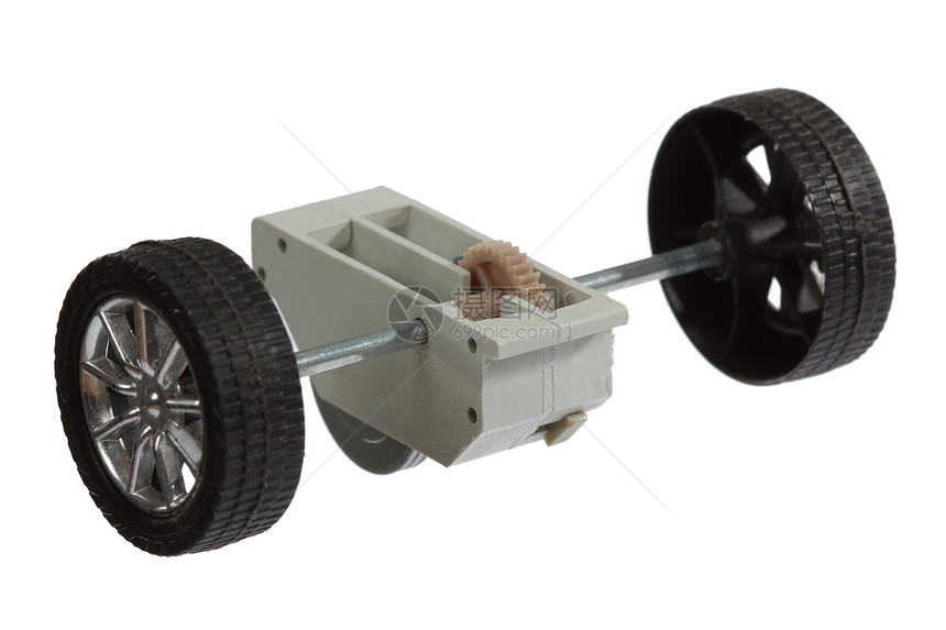以白色背景隔离的玩具车汽车和轮机灰色齿轮金属轮子速度塑料引擎运输维修运动图片