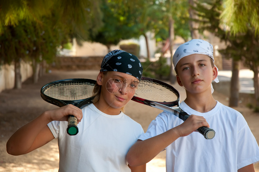 两个打网球的男孩子图片