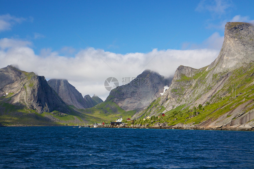 挪威的Fjord晴天悬崖山峰全景山脉风景海岸线海岸蓝色海洋图片
