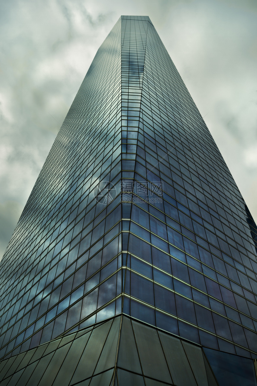 马德里 云层反射在水晶摩天大楼上 西班牙植物建筑大街天际窗户地标建筑学办公室汽车景观图片