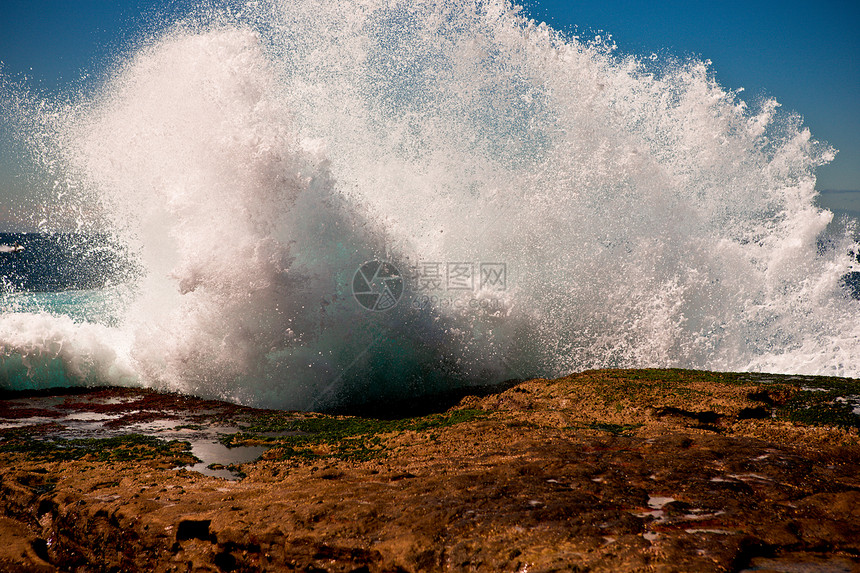 岩石上爆发的巨浪海滩海洋气旋波浪风暴力量天气图片