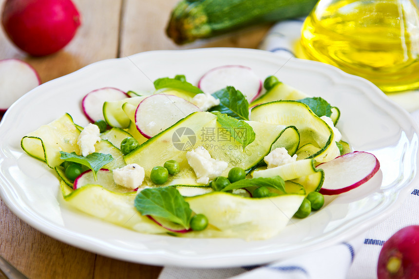 Zucchini与皮亚和费塔沙拉壁球薄荷午餐敷料烹饪美食美食家美味蔬菜丝带图片