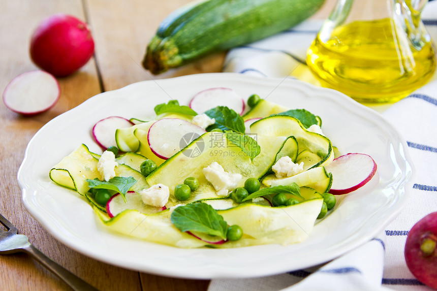 Zucchini与皮亚和费塔沙拉蔬菜敷料沙拉薄荷美味美食萝卜草本植物美食家烹饪图片
