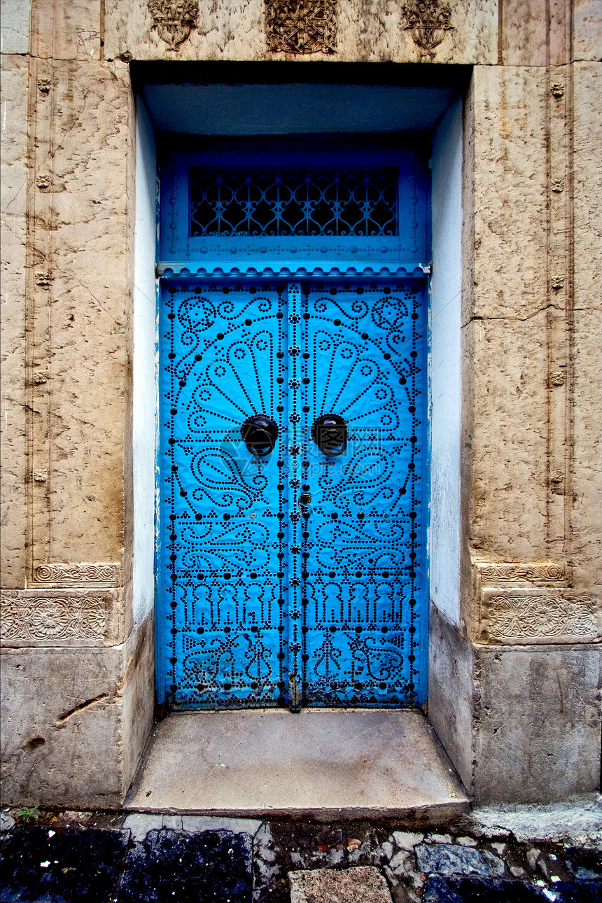 古老的门在图尼西城中绿色历史木头棕色大理石市场黑色楼梯叶子白色图片