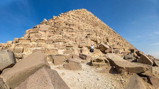 吉扎金字塔考古学历史文化旅行金字塔骆驼石头游客建筑学法老背景图片